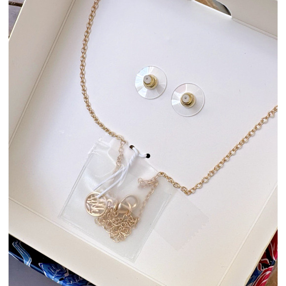 Lilly Pulitzer Gold Tone Sand Dollar Necklace & Stud Earrings Set New In Box - Picture 4 of 5